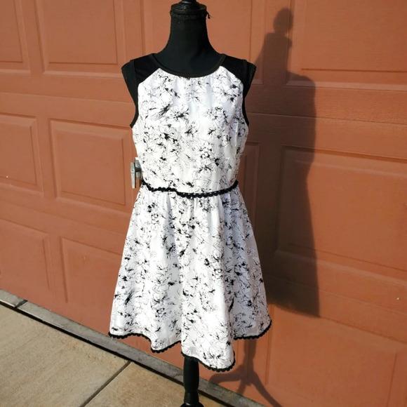 Doe & Rae Women's Black and White Floral Fit & Flare Dress Size Large - Picture 1 of 16